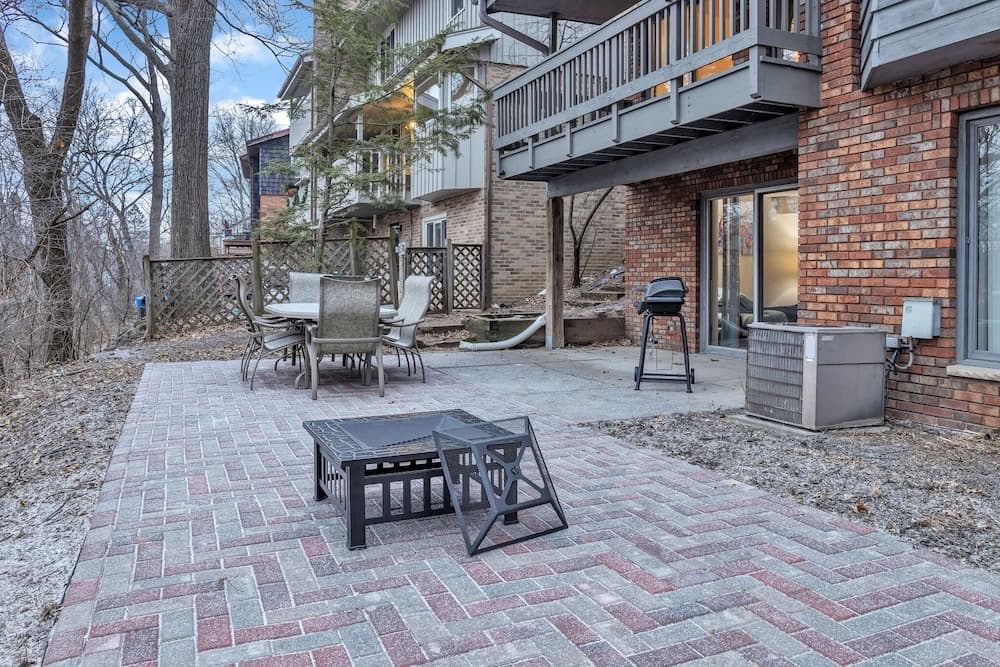 Amazing Hideaway - Short Walk To Hoyt Park! 3 Bedroom Townhouse by Redawning