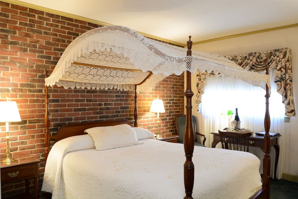 Lamie's Inn and The Old Salt Restaurant