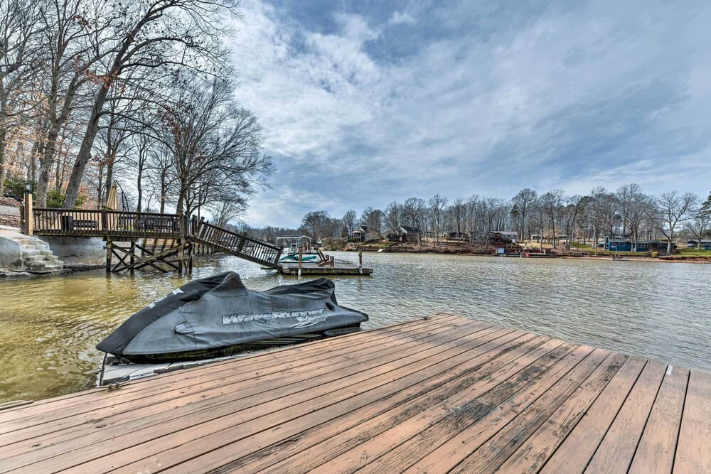 Lakefront Lexington House w/ Spacious Deck!