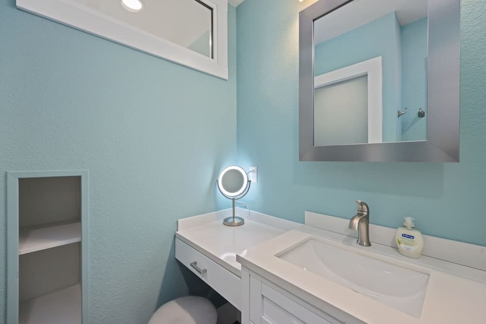 Cozy Home in Downtown Loveland W/ Free Bikes!