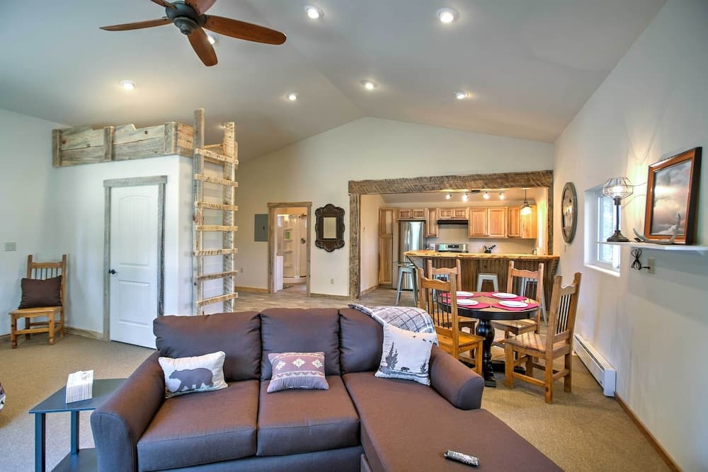 Mancos Cabin Rental on 80 Acres w/ Mountain View!