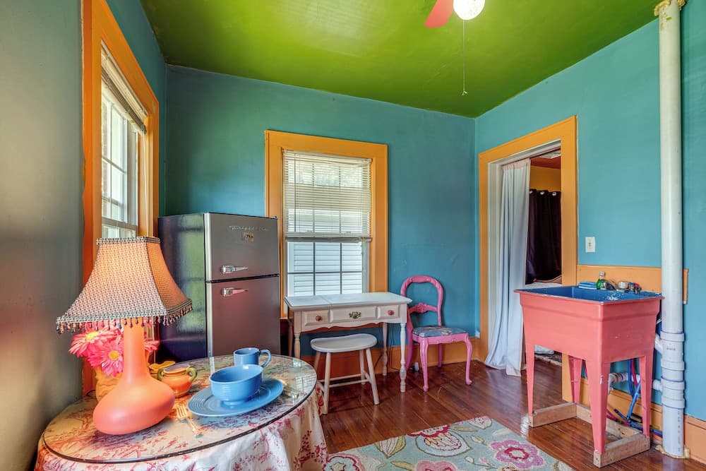 Half-mi to Dtwn: Cozy Roanoke Apt!