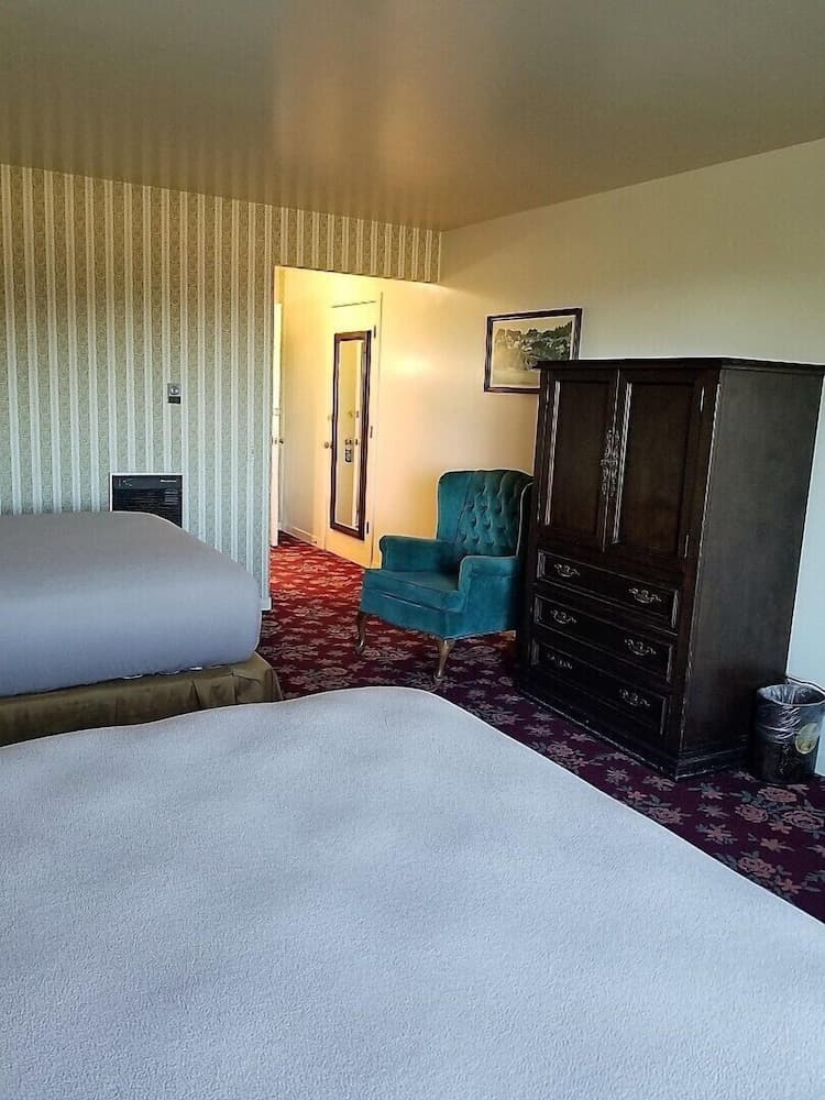Hill House Inn