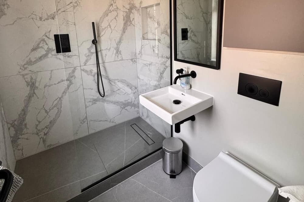 Thames Ditton Apt - Sleeps 6 - Garden & Bbq