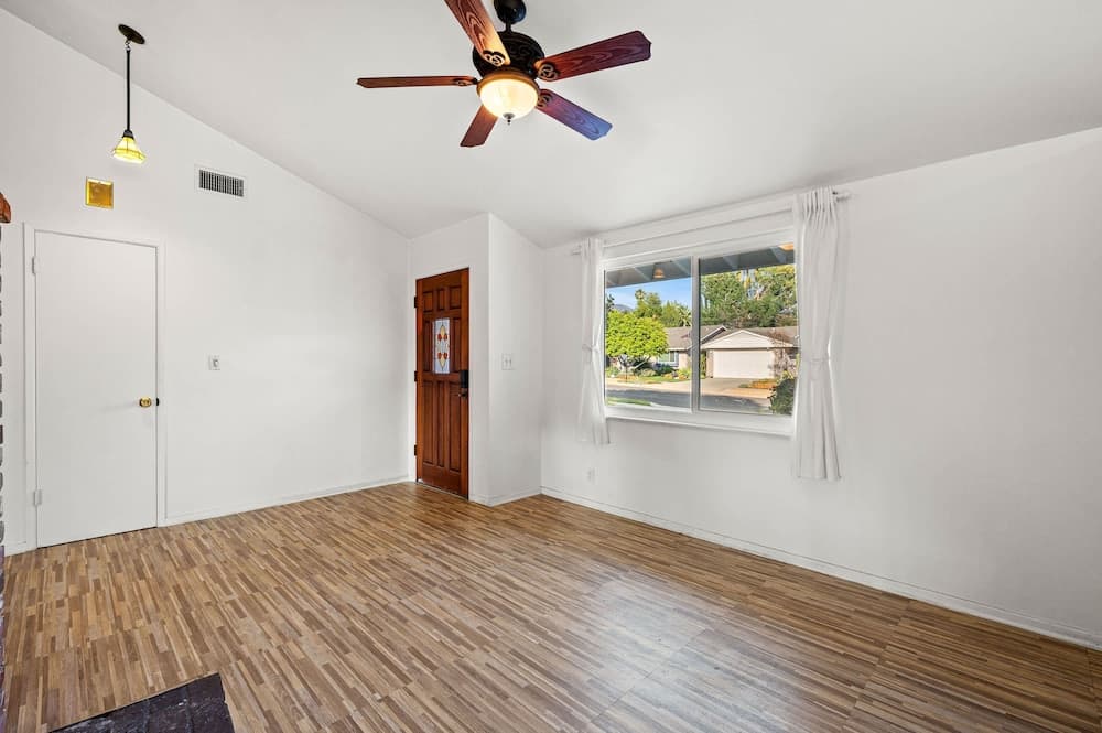 Perfect Family Home With Fireplace Spacious Yard