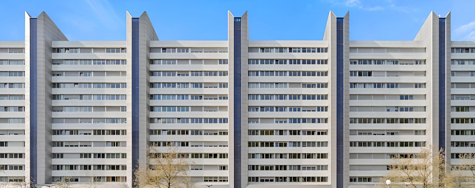 Elegant 1BR Apt: Balcony, Pool, Central Location