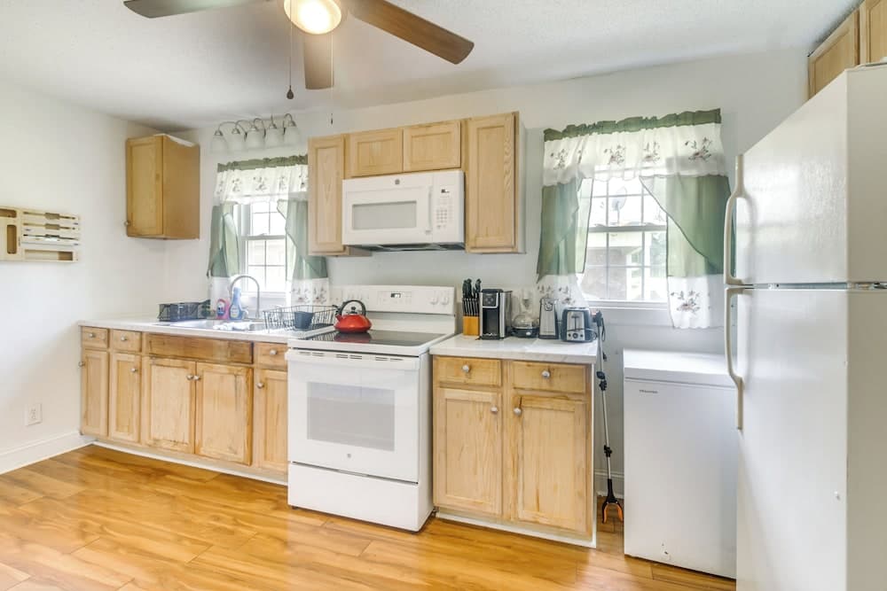 6 Mi to Crowders Mountain: Peaceful Home w/ Porch
