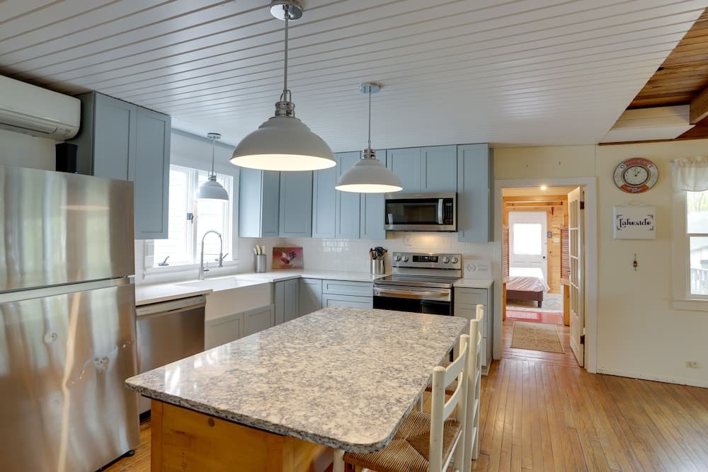 Spacious Lakeside Cottage - 2 Miles to Marblehead!