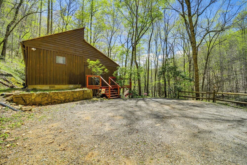 Creekside Cabin w/ Deck & Grill in Whittier!