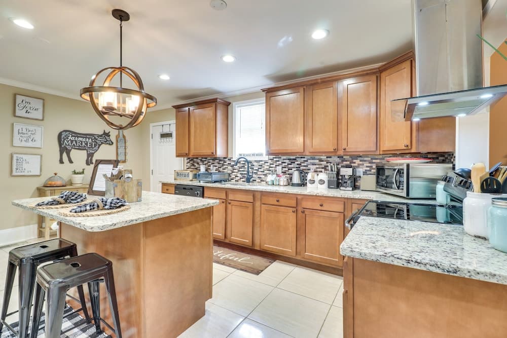 Updated Farmhouse w/ Yard, 10 Mi to Dtwn Atlanta