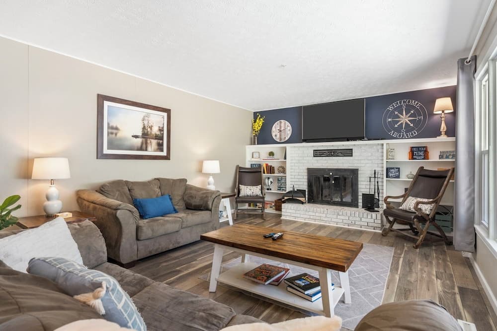 Branson Downtown Beauty - 4 BDR Home Sleeps 15