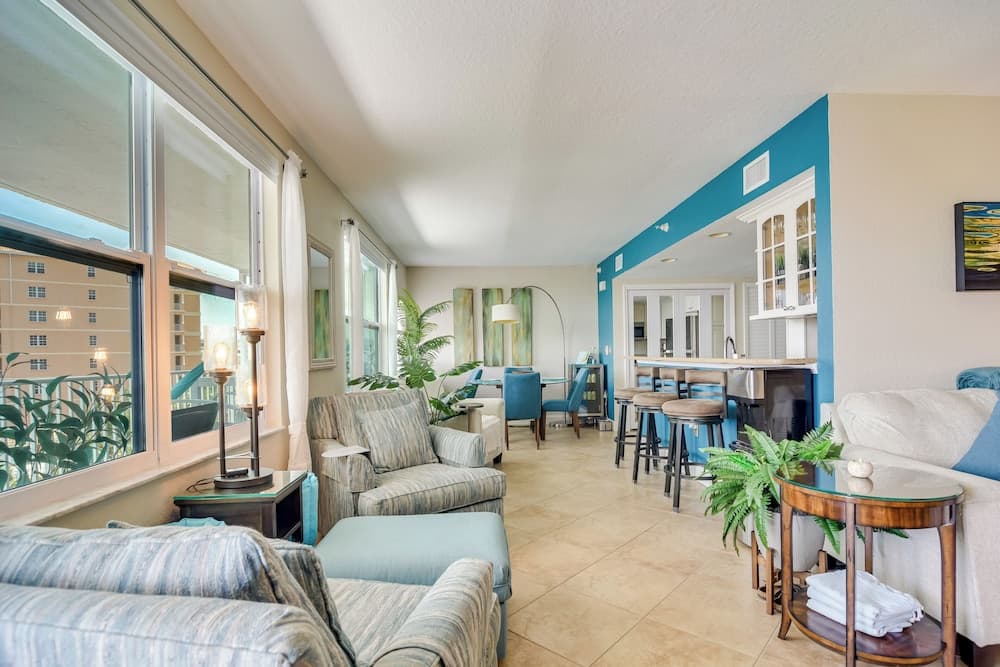 Walk to Clearwater Beach: Dockside Condo