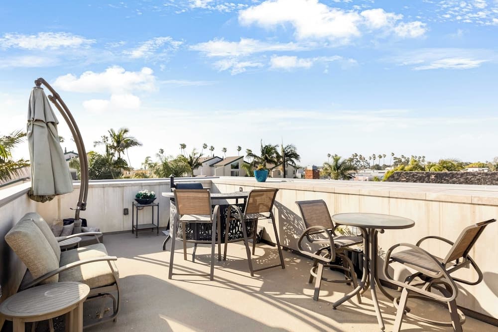 Seventh & Shore Stylish Seal Beach Home w/ Elevator, Fireplace + Bold Design