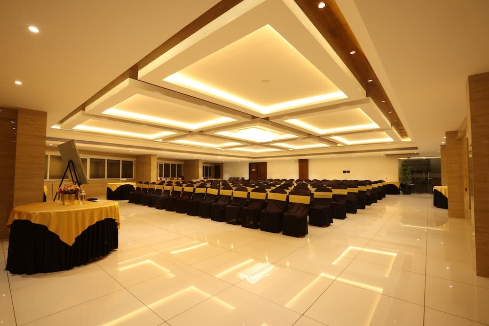 Royal Plaza Suites by RAK Rooms