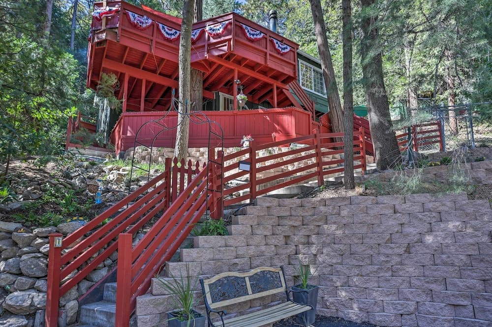 1 Mi to Lake Gregory: Boho Crestline Cabin