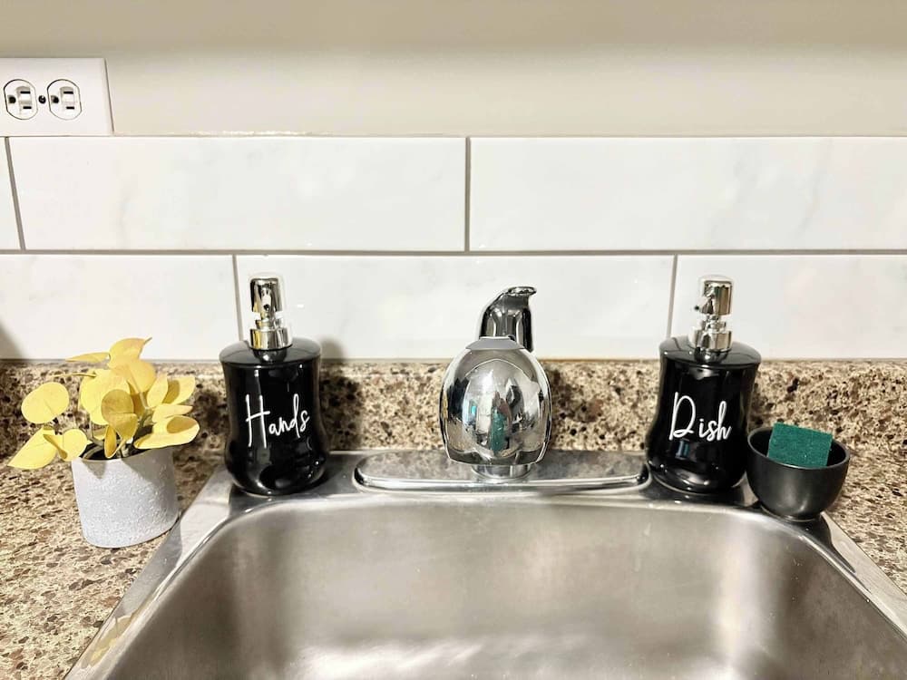 Stylish Downtown Condo near Rogers Place | Parking, Gym, Balcony & Kitchen