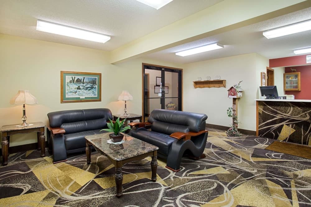 Super 8 by Wyndham Charles City