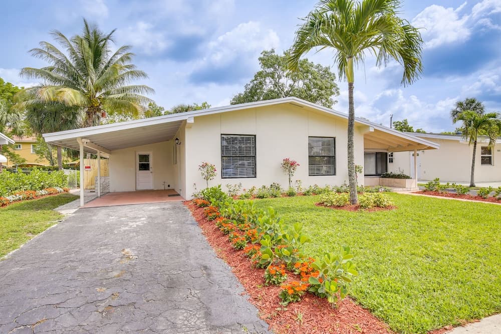 Margate Home w/ Hot Tub & Putting Green!
