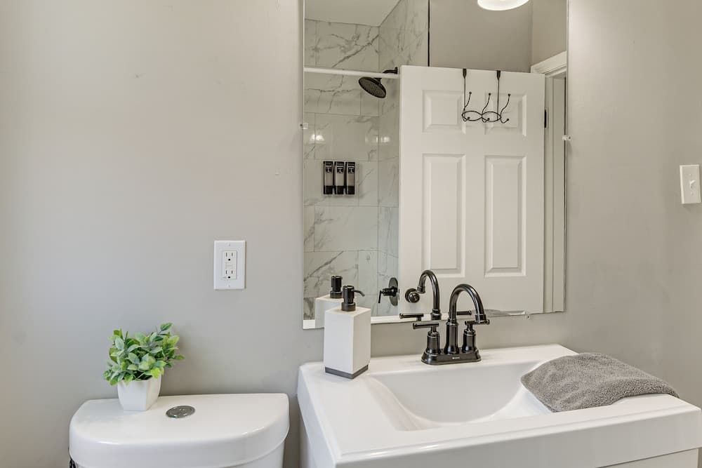4 Mi to Universities: Quaint Parkville Apartment!