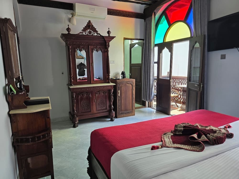 Dhow Palace Hotel