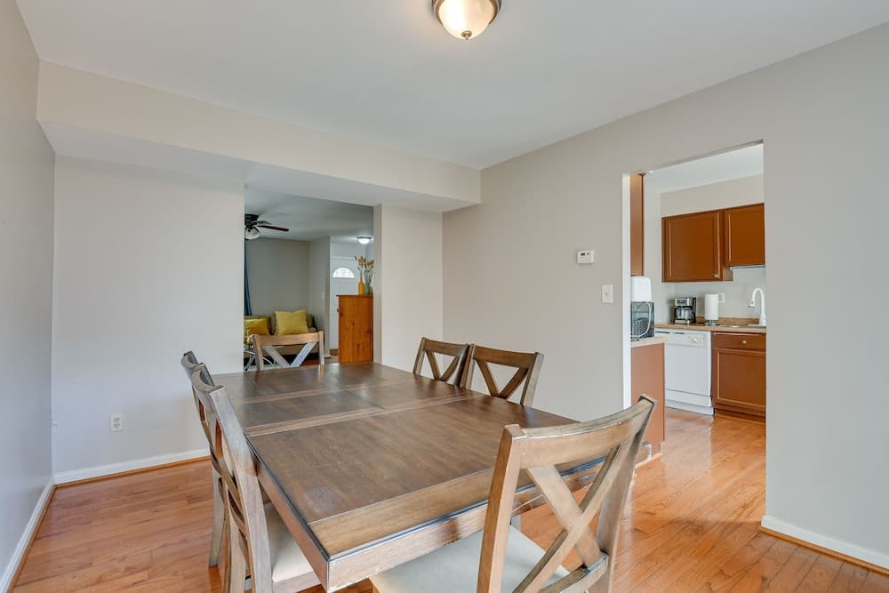 Montgomery Village Townhome w/ Patio: 27 Mi to DC!