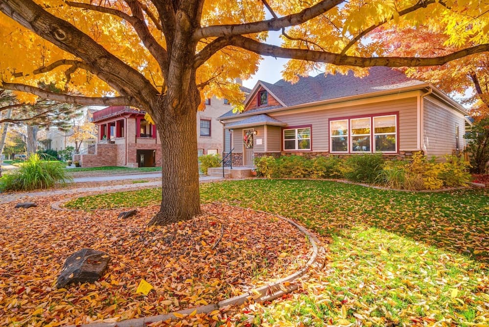 Charming Getaway, Walk to Windsor Lake & Downtown!