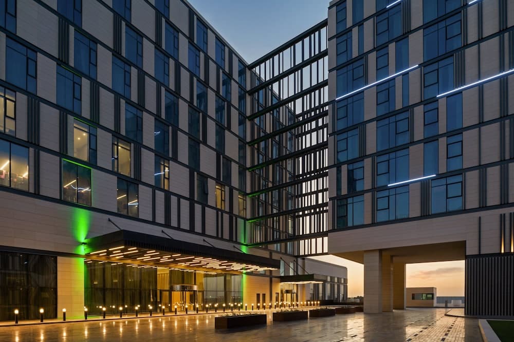 Holiday Inn Dubai Al-Maktoum Airport by IHG