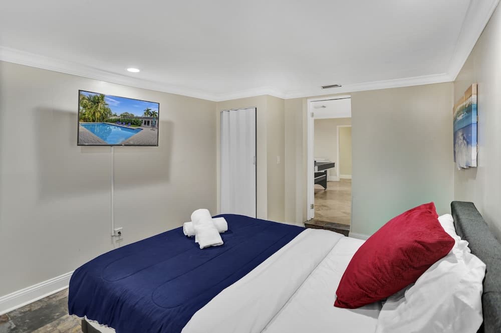 Casa Ria Luxury House w Private Pool Near Aventura Mall