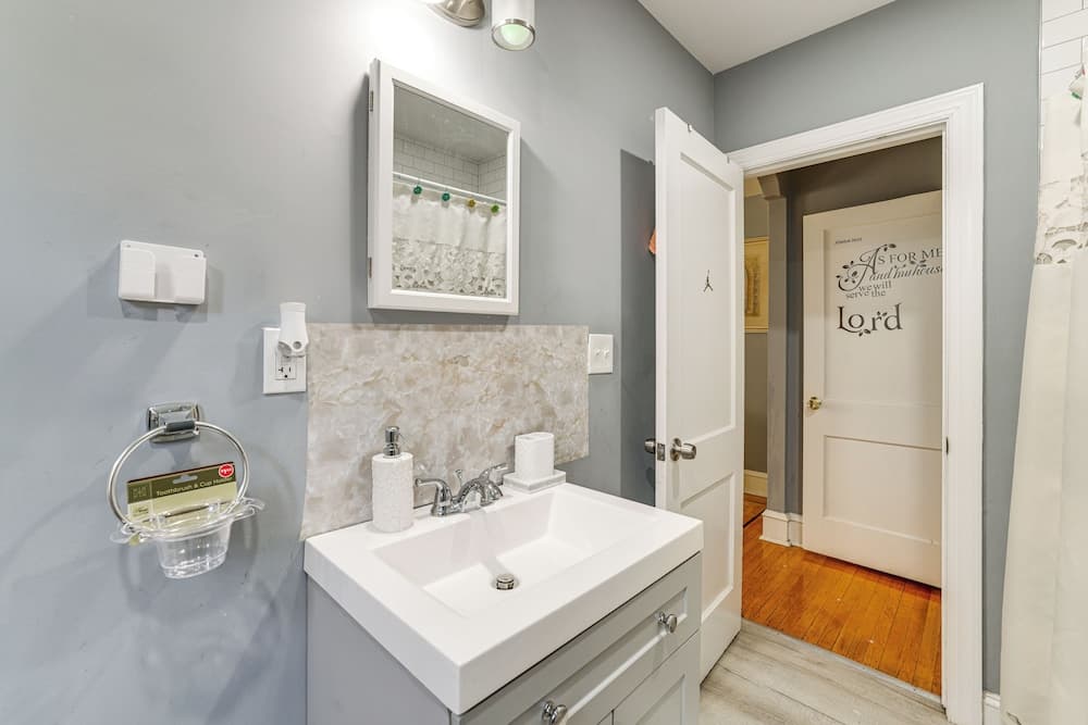 3 Mi to Penn: Pet-friendly Townhome in Yeadon!