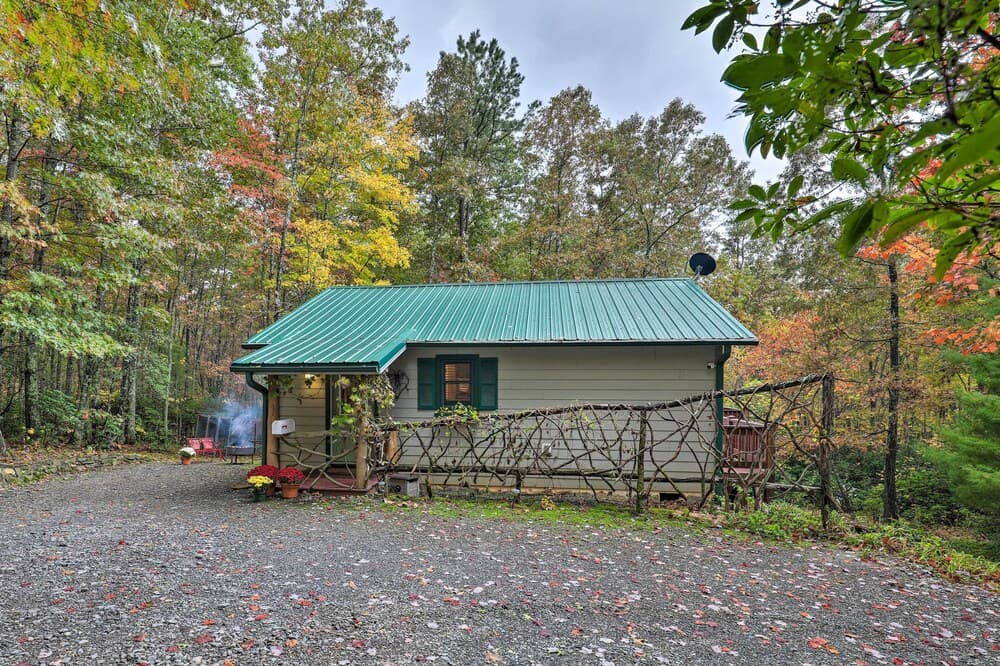 Fletcher Cabin: Wraparound Deck & Pond Access