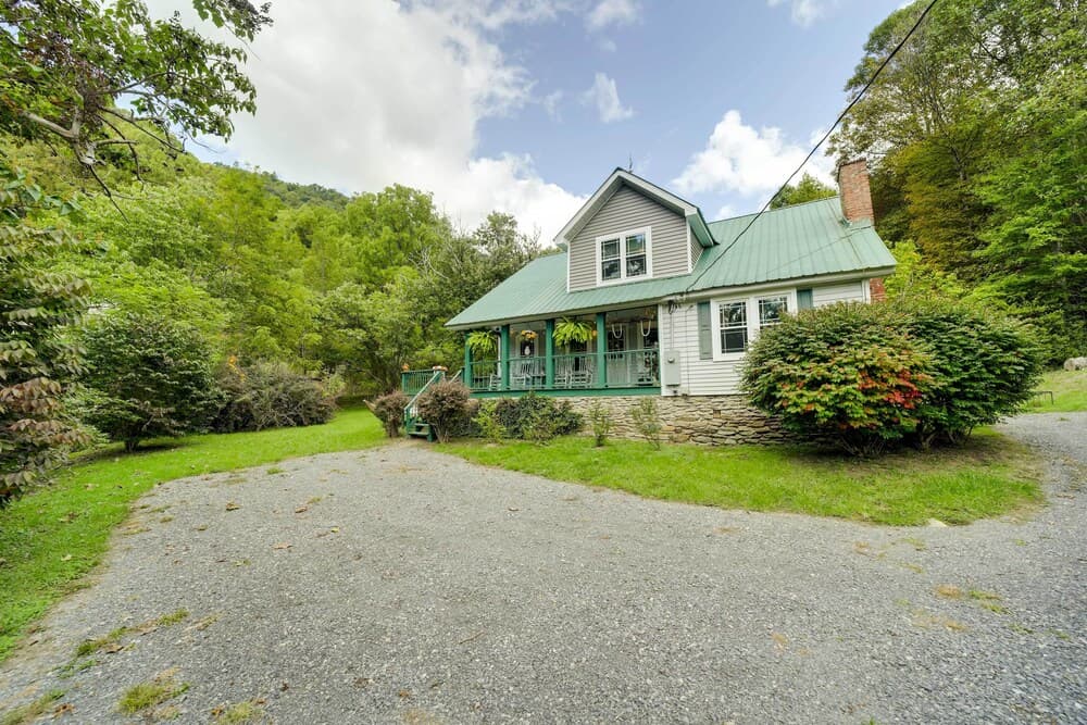 Pet-friendly Smoky Mountain Getaway w/ Fire Pit!