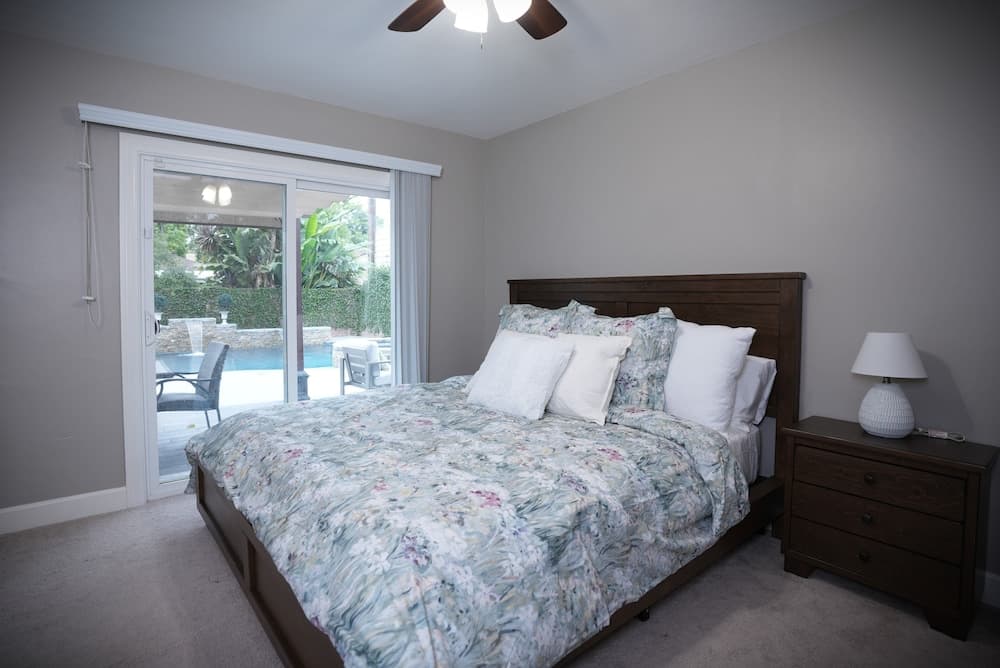 Designer decorated 6 bedroom 4 bath pool home