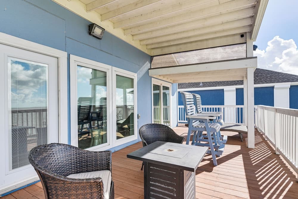 On Galveston Bay: Spacious Home w/ Pier & Grills!