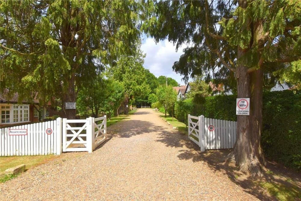 Cobham Home With Annex - Sleeps 6 - bbq & Fire pit