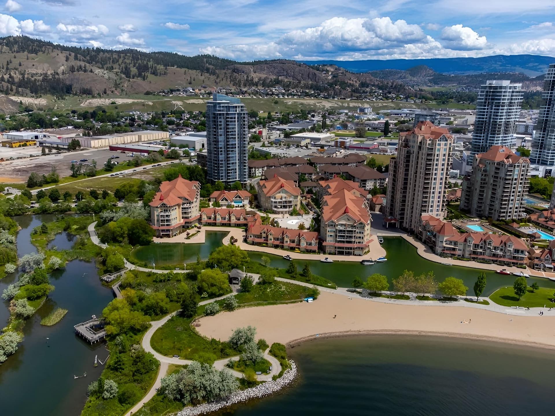 The Lake Life l Waterfront Downtown w Pool Gym