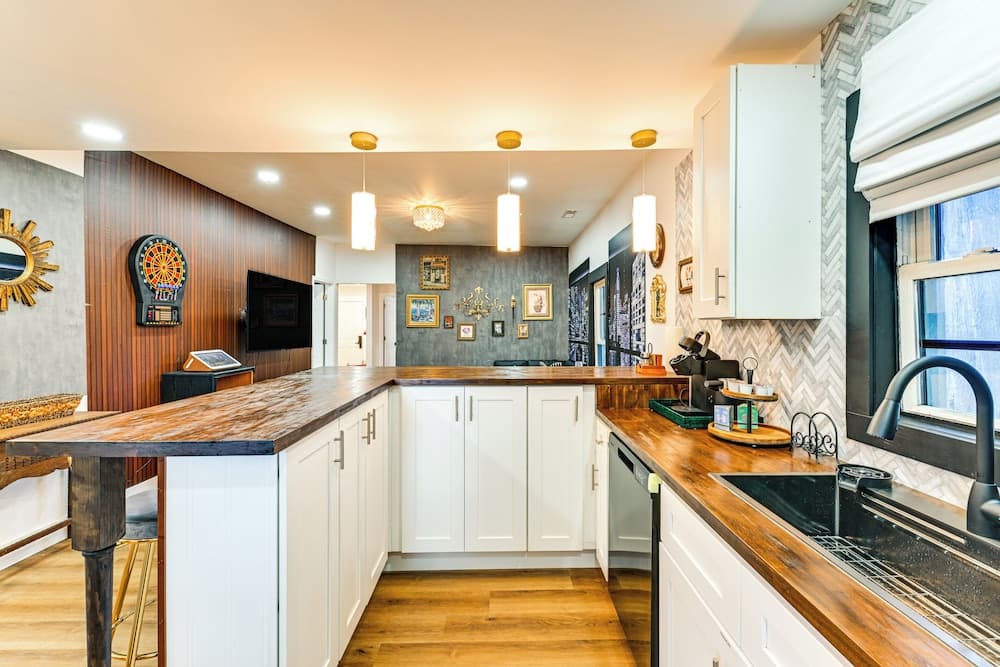 Weekend Getaway in Cornelius: Walk to Dining!