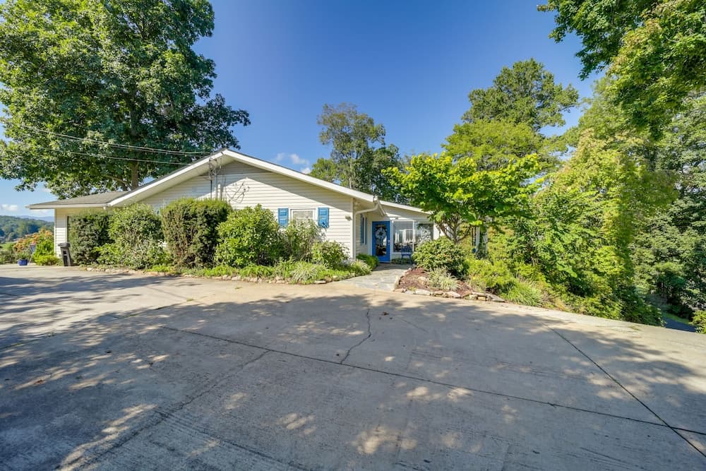 Serene Lake Junaluska Gem: Deck & Mountain Views