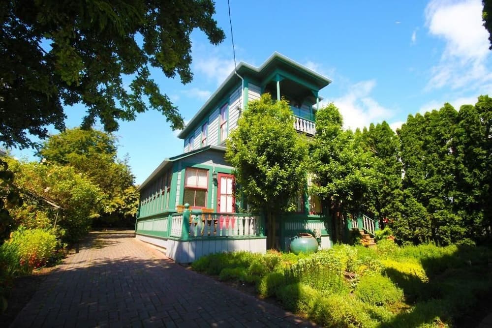 Spinnakers Brewpub & Guesthouses