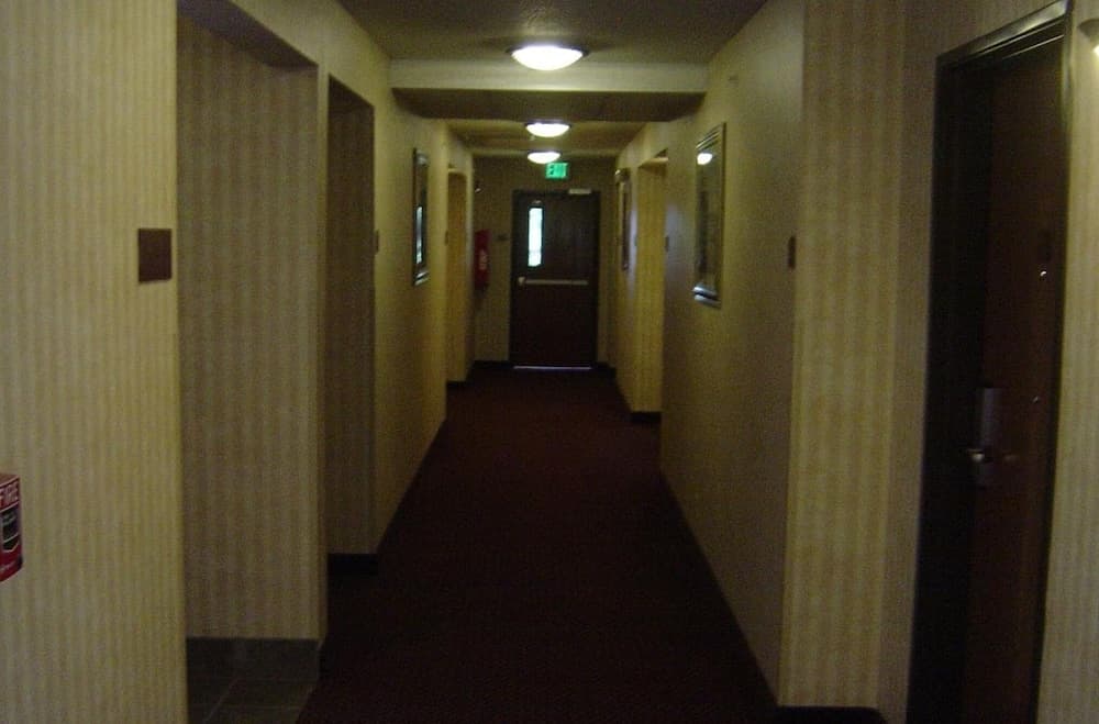 HomeTown Inn & Suites