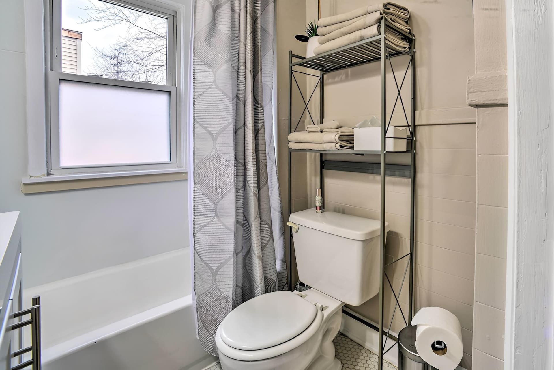 Inviting Royal Oak Abode, 16 Mi to Detroit!