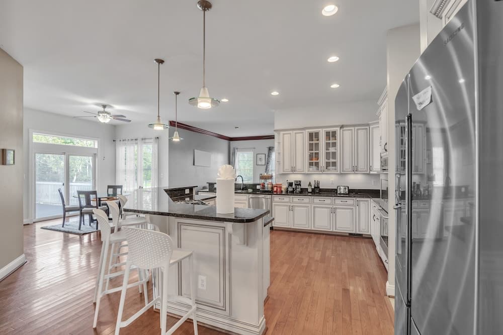 Bull Run Estate: Luxury Retreat W/ Scenic Views 6 Bedroom Home by RedAwning