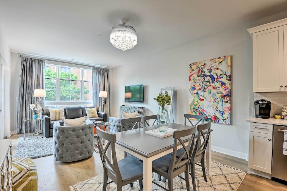Chic Condo w/ Balcony in the Heart of Annapolis!