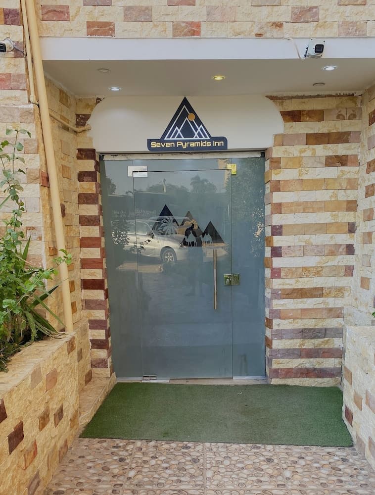 Seven Pyramids Inn