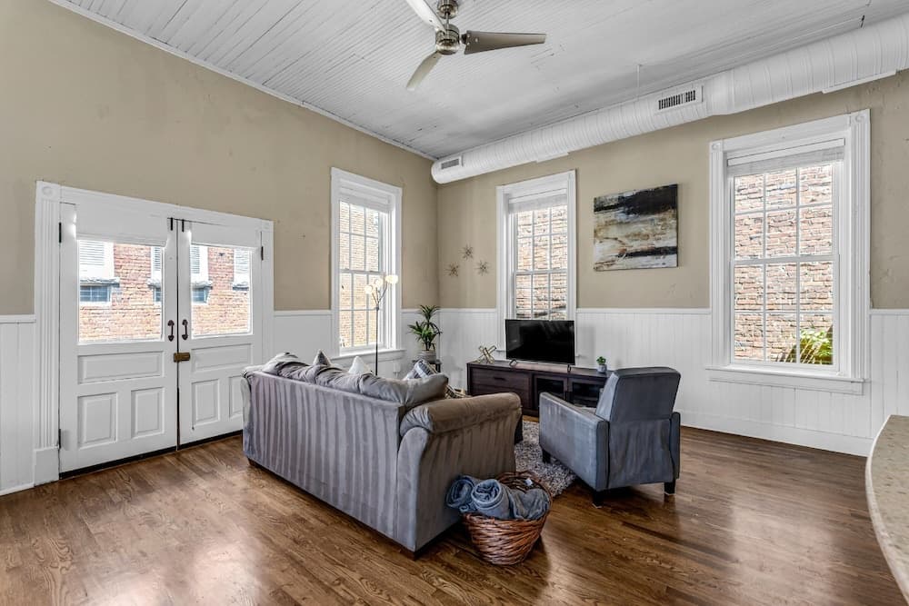 Downtown Delight - Private Balcony - Downtown Condo