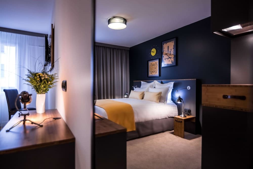 Best Western Plus Suitcase Paris La Defense