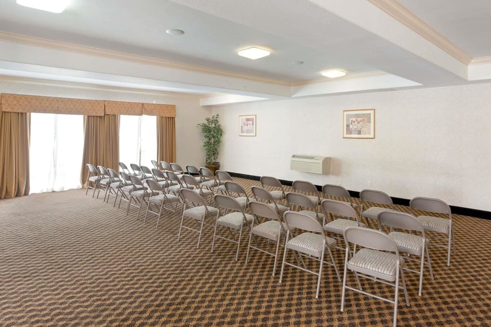 Howard Johnson Hotel & Suites by Wyndham Pico Rivera