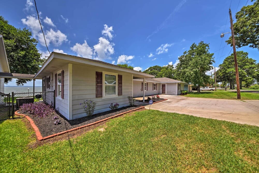 Lakefront Livingston Home w/ Dock, 1 Mi to Launch!
