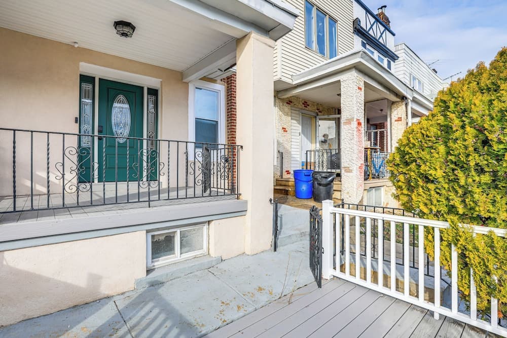 6 Mi to Eagles Games: Stylish Philly Townhome!