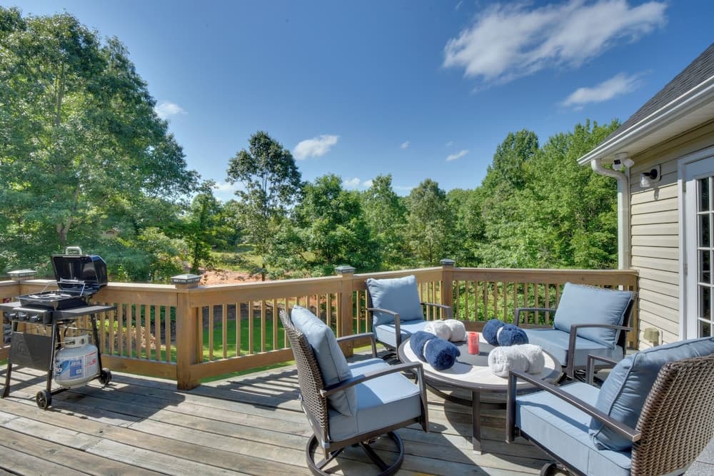 Cleveland Retreat w/ Deck: 2 Mi to Winery!