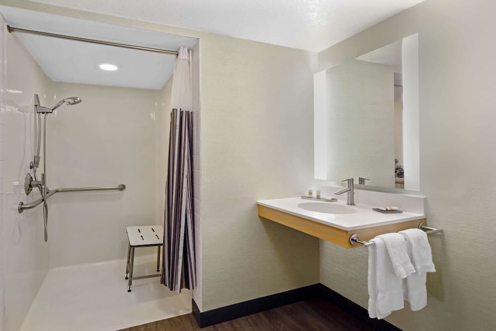 La Quinta Inn & Suites by Wyndham San Francisco Airport N